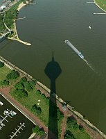 
   Blick vom Rheinturm mit Schatten   
