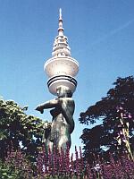 
   Statue in Planten und Blomen -   
   im Hintergrund der Fernsehturm   

