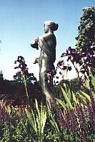 
   Statue in Planten und Blomen -   
   aus einer anderen Perspektive   
