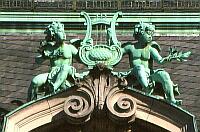 
   Dach der Musikhalle Hamburg -   
   Skulptur zweier Knaben mit Harfe   
