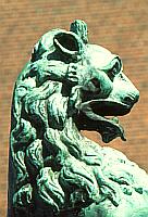
   Figur eines Löwen bei   
   der St. Ansgar - Kirche   
