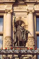 
   Statue Karls des Großen auf   
   dem Balkon des Rathauses   
