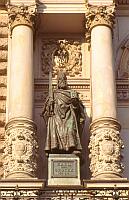 
   Statue Ludwigs des Deutschen   
   auf dem Balkon des Rathauses   

