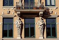
   Fassade mit Figuren   
       am Zippelhaus   
