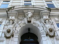
   Eingangs-Portal am Hansaplatz   
           ( 5 Aufnahmen )   
