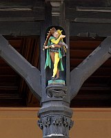 
   Figurenschmuck am Nebengebäude zum Dom   
