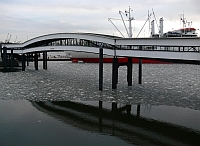 
   Übersee-Brücke im vereisten Hafen   
