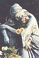Trauernde Frau am anonymen Urnenhain