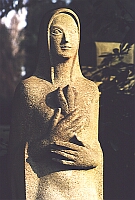 Statue vor einem Familien-Grab